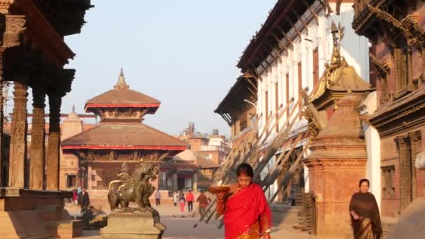 Bhaktapur Kathmandu Nepal Octubre 2018 Tráfico Diario Peatones Antigua Ciudad — Vídeo de stock