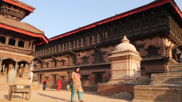 Бхактапур Катхманду Непал Октября 2018 Ежедневное Движение Пешеходов Древнем Восточном — стоковое видео
