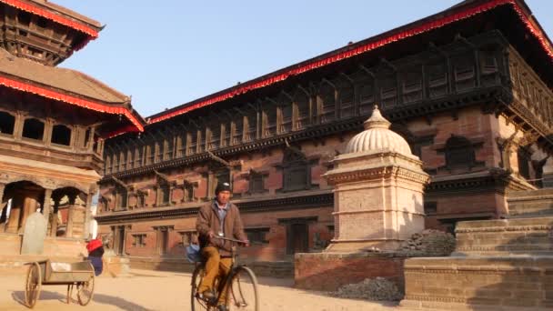 Bhaktapur Kathmandu Nepal Outubro 2018 Tráfego Diário Pedestres Antiga Cidade — Vídeo de Stock