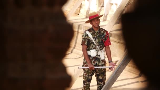 Bhaktapur Kathmandu Nepal October 2018宮殿の広場に守護者の制服を着た男 軍の制服を着てデュルバル広場の55ウィンドウパレスの警備員に立っている若い男 — ストック動画