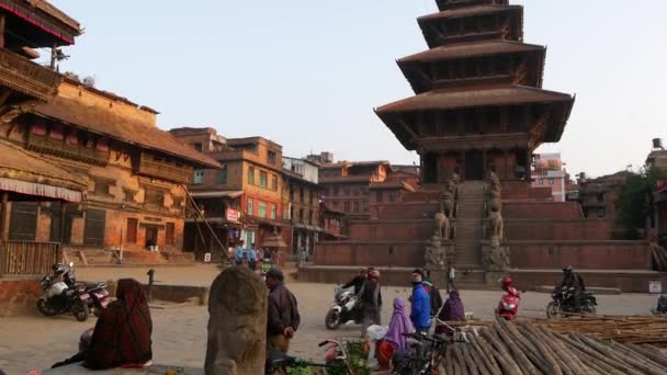 Bhaktapur Kathmandu Nepal 2018年10月18日 地震后东方古城每天的行人流量 穿着民族服装的当地黑人走在寺庙附近的街道上 — 图库视频影像