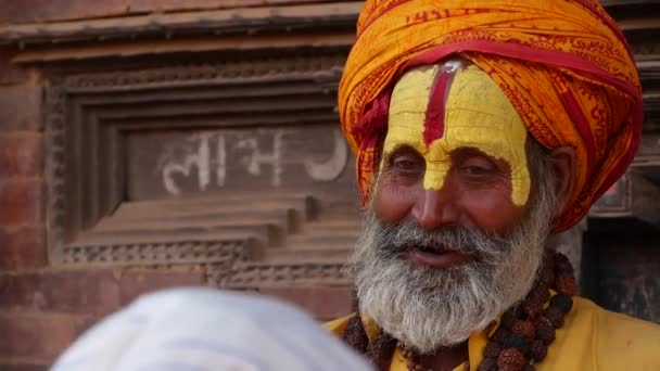 Bhaktapur Kathmandu Nepal 2018年10月18日 萨杜高级男子 年长的萨杜人头戴五颜六色的头巾 面色苍白 是禁欲主义的代表 Pashipatinath — 图库视频影像