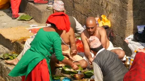 Kathmandu Nepal October 2018 Сіха Робить Ритуали Оплакування Мертвих Молячись — стокове відео