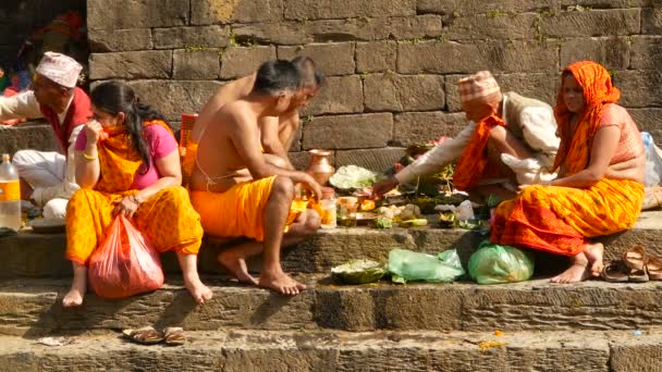 Kathmandu Nepal Οκτωβριου 2018 Σίκχα Κάνει Τελετουργίες Θρηνώντας Τους Νεκρούς — Αρχείο Βίντεο