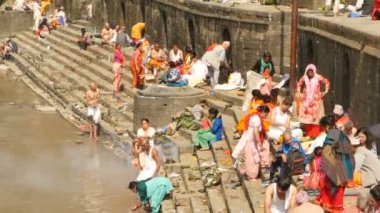 KATHMANDU, NEPAL - 8 Ekim 2018 Sikha Brahman 'la dua ederek yas ayinleri yapıyor. Tonsure Hindu geleneği. Puja. Pashupatinath Tapınağı. Yas tutanlar, hacılar, ghatlarda yakma töreni.