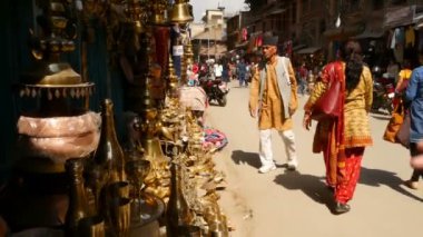 LALITPUR, NEPAL - 7 Ekim 2018 Patan Caddesi 'ndeki yerel pazar. Küçük dükkanlarla dar sokaklarda yürüyen insanlar çeşitli bronz ve pirinç eşyalar satıyorlar, Katmandu.