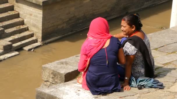 Kathmandu Nepal 2018 Október Nők Kővárosi Töltésen Etnikai Nők Ülnek — Stock videók