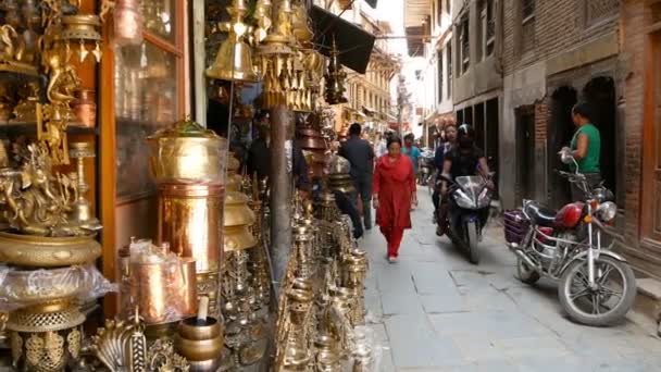 Lalitpur Nepal October 2018パタンの通りの地元市場 小さなお店が立ち並ぶ細い通りを歩いていると 青銅や真鍮のお土産がたくさん売られています — ストック動画