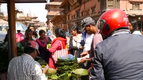 Lalitpur ネパール 10月2018カトマンズのダーバー広場での儀式のための小さな儀式用プレートを屋台や購入する人々 日常生活 東洋の古代都市 — ストック動画