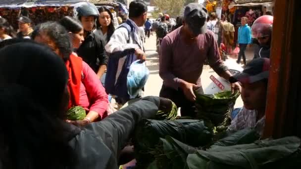 Lalitpur Nepal Octubre 2018 Personas Que Rodean Puesto Compran Pequeños — Vídeo de stock