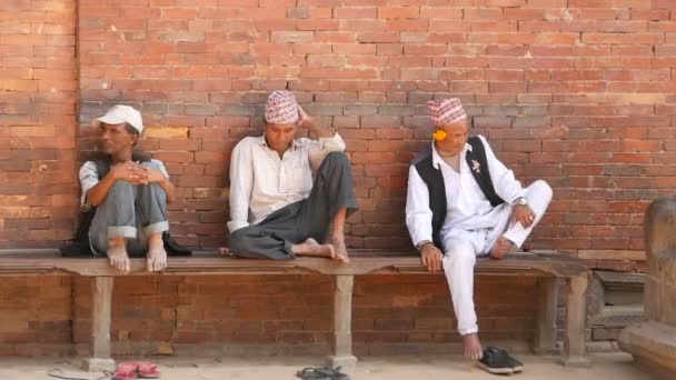 Lalitpur Nepal Octubre 2018 Personas Mayores Banco Cerca Escultura Piedra — Vídeo de stock