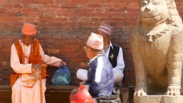 Lalitpur Nepal 2018 Október Idősek Padon Kőszobor Mellett Etnikai Érett — Stock videók