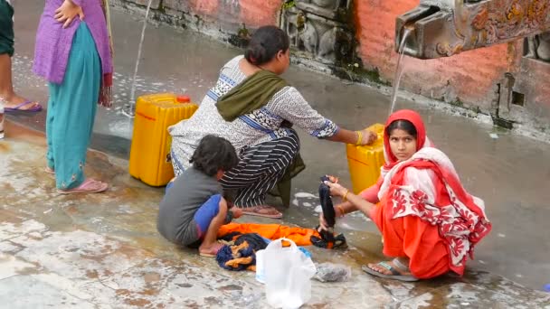 Lalitpur Patan Nepal Οκτωβριου 2018 Πλένεται Κόσμος Κοντά Στον Τοίχο — Αρχείο Βίντεο