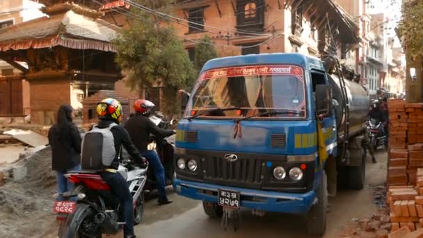 Lalitpur Nepal Oktober 2018 Verkeer Smalle Straat Wederopbouw Vervoer Voetgangers — Stockvideo