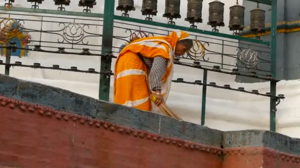 Kathmandu Nepal Octubre 2018 Mujer Mayor Barriendo Escalones Del Templo — Vídeos de Stock