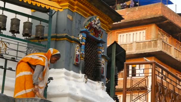 Kathmandu Nepal Října 2018 Senior Woman Sweeping Steps Temple Starší — Stock video