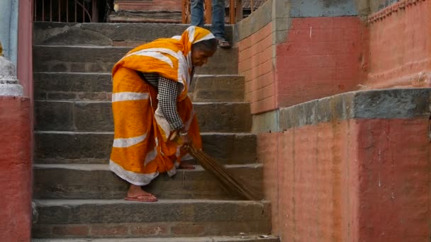 Kathmandu Nepal Října 2018 Senior Woman Sweeping Steps Temple Starší — Stock video