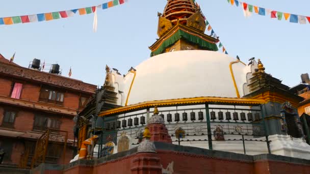 Kathmandu Nepal Octubre 2018 Mujer Mayor Barriendo Escalones Del Templo — Vídeos de Stock