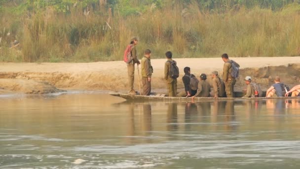 Chitwan National Park Nepal Oktober 2018 Turister Kanot Segling Floden — Stockvideo