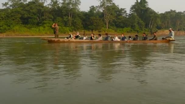 奇旺国家公园 Chitwan National Park Nepal 2018年10月10日 乘坐独木舟在河上航行的游客 游览时 游客乘坐的长木独木舟在碧绿的河里漂流 — 图库视频影像