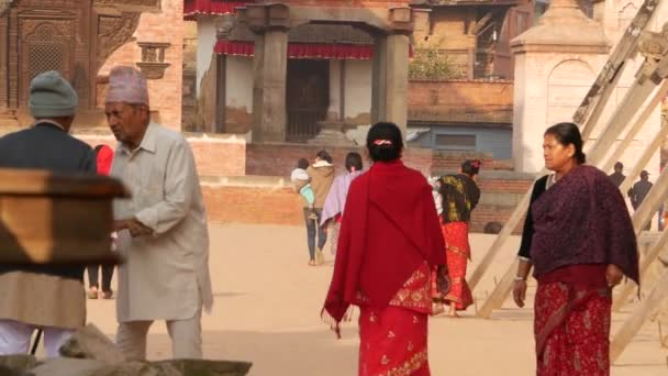Bhaktapur Kathmandu Nepal 2018年10月18日 身穿民族服装的亚裔男子和老年妇女 笑容满面 心情愉快 市民日常生活 东方古城地震后 — 图库视频影像