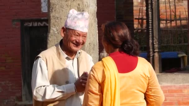 Bhaktapur Kathmandu Nepal October 2018アジアの男性と高齢者の女性が民族服と幸せな気分で笑顔を浮かべています 市民の日常生活 地震後の東洋の古代都市 — ストック動画
