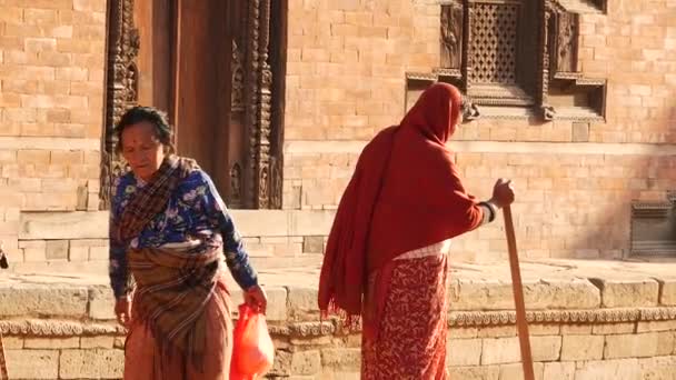 Bhaktapur Kathmandu Nepal Octobre 2018 Femmes Âgées Asiatiques Vêtements Nationaux — Video