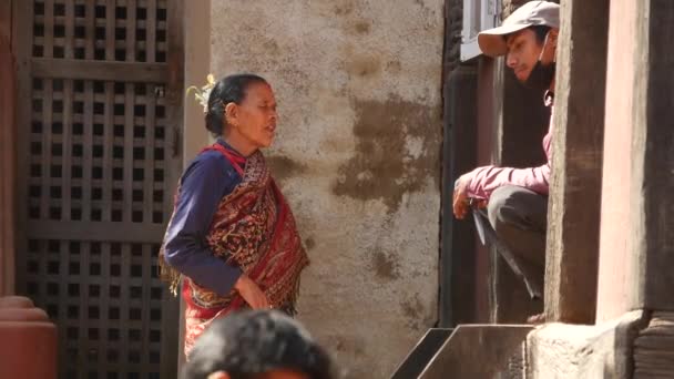 Bhaktapur Kathmandu Nepal 2018年10月18日 身穿民族服装的亚洲男子和老年妇女 市民日常生活 东方古城地震后 — 图库视频影像