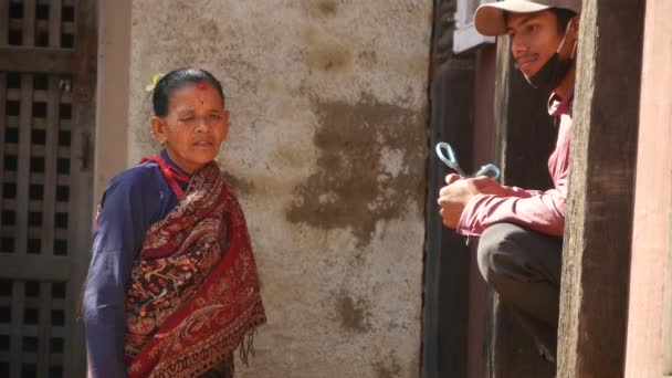 Bhaktapur Kathmandu Nepal 2018年10月18日 身穿民族服装的亚洲男子和老年妇女 市民日常生活 东方古城地震后 — 图库视频影像