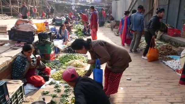 Bhaktapur Kathmandu Nepal October 2018アジアの人々は民族服 朝の果物野菜寺院市場で商品を販売しています 地震後の日常生活 東洋の古代都市 — ストック動画
