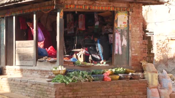 Bhaktapur Kathmandu Nepal October 2018アジアの人々は民族服 朝の果物野菜寺院市場で商品を販売しています 地震後の日常生活 東洋の古代都市 — ストック動画