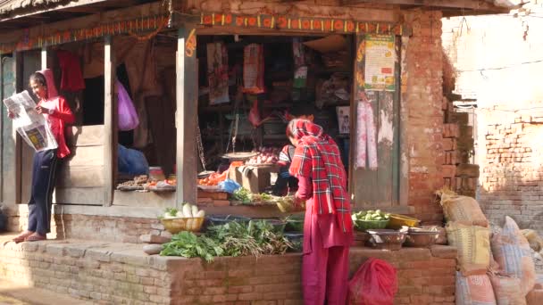 Bhaktapur Kathmandu Nepal October 2018アジアの人々は民族服 朝の果物野菜寺院市場で商品を販売しています 地震後の日常生活 東洋の古代都市 — ストック動画