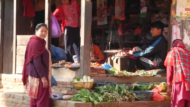 Bhaktapur Kathmandu Nepal October 2018アジアの人々は民族服 朝の果物野菜寺院市場で商品を販売しています 地震後の日常生活 東洋の古代都市 — ストック動画