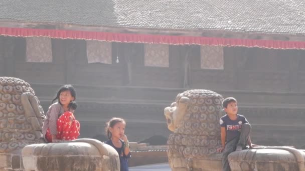 Bhaktapur Kathmandu Nepal Octubre 2018 Pequeñas Niñas Alegres Sentadas Escultura — Vídeo de stock