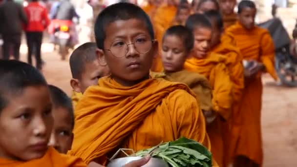 Bhaktapur Kathmandu Nepal Octobre 2018 Défilé Jeunes Moines Bouddhistes Marchant — Video