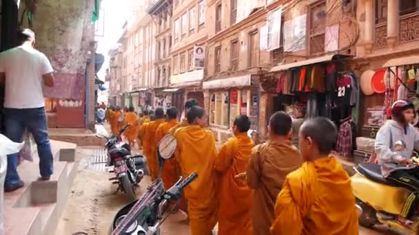 Bhaktapur Kathmandu Nepal Oktober 2018 Unga Buddistmunkar Processionsparad Promenader För — Stockvideo