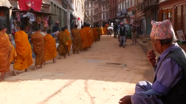 Bhaktapur Kathmandu Nepal Października 2018 Młodzi Buddyjscy Mnisi Parada Procesyjna — Wideo stockowe