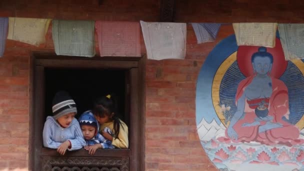 Bhaktapur Kathmandu Nepal Oktober 2018 Kids Window Aged Temple Kleine — Stockvideo