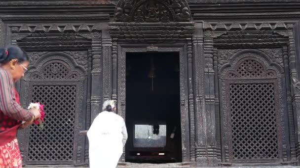 Бхактапур Катхманду Непал Октября 2018 Года Неварцы Посещающие Индуистский Храм — стоковое видео