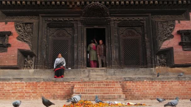 Bhaktapur Kathmandu Nepal Oktober 2018 Newar People Visiting Hindu Temple — Stockvideo