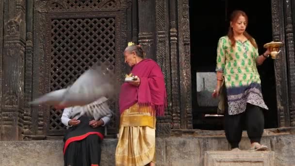 Bhaktapur Kathmandu Nepal October 2018伝統的な服を崇拝するために寺院を訪れる新しい人々 市民の宗教的な日常生活 地震後の東洋の古代都市 — ストック動画