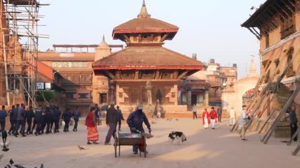 Bhaktapur Kathmandu Nepal Policiais Armados Soldados Vestindo Treinamento Uniforme Poder — Vídeo de Stock