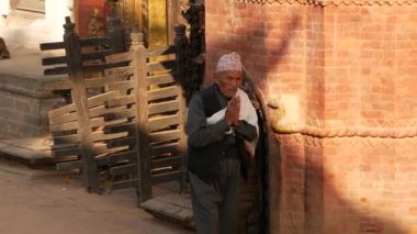 BHAKTAPUR, KATHMANDU, NEPAL - 18 Ekim 2018 Newar halkı 55 Windows, Golden Gate, Durbar meydanını ibadet için ziyaret ediyor. Dini günlük yaşam, depremden sonra antik doğu şehri..