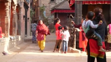 BHAKTAPUR, KATHMANDU, NEPAL - 18 Ekim 2018 Newar halkı Hindu tapınağını ziyaret ediyor. Vatandaşın dini hayatı, depremden sonra antik doğu şehri..