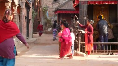 BHAKTAPUR, KATHMANDU, NEPAL - 18 Ekim 2018 Newar halkı Hindu tapınağını ziyaret ediyor. Vatandaşın dini hayatı, depremden sonra antik doğu şehri..