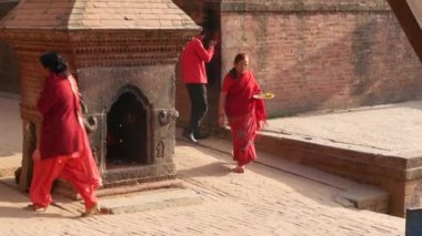 BHAKTAPUR, KATHMANDU, NEPAL - 18 Ekim 2018 Newar halkı Hindu tapınağını ziyaret ediyor. Vatandaşın dini hayatı, depremden sonra antik doğu şehri..