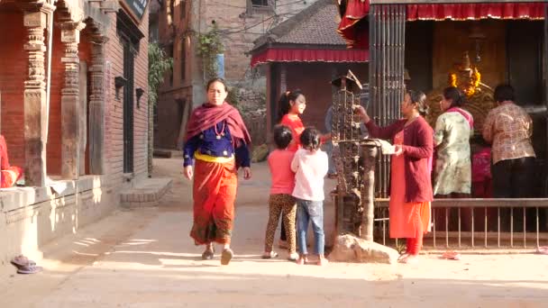 Bhaktapur Kathmandu Nepal Outubro 2018 Newar Pessoas Visitando Templo Hindu — Vídeo de Stock