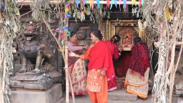 Bhaktapur Kathmandu Nepal Οκτωβρίου 2018 Νεουάρ Άνθρωποι Επισκέπτονται Τον Ναό — Αρχείο Βίντεο