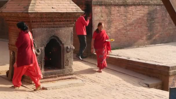 Bhaktapur Kathmandu Nepal October 2018 Newar People Visiting Hindu Temple — 图库视频影像