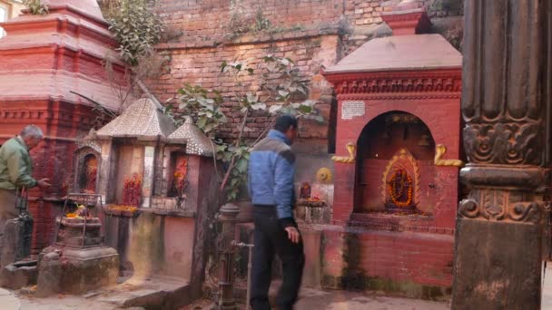 Bhaktapur Kathmandu Nepal Oktober 2018 Newar People Visiting Hindu Temple — Stockvideo